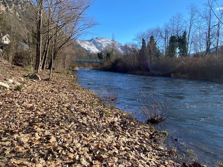 Entre La Montagne Et La Riviere
